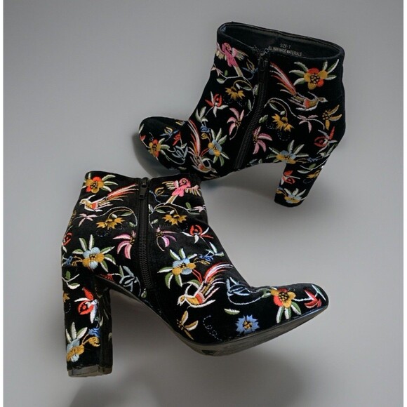 Lulus Black Velvet Embroidered Ankle Booties Bohemian Festival Boots Sz 7 - Picture 2 of 13